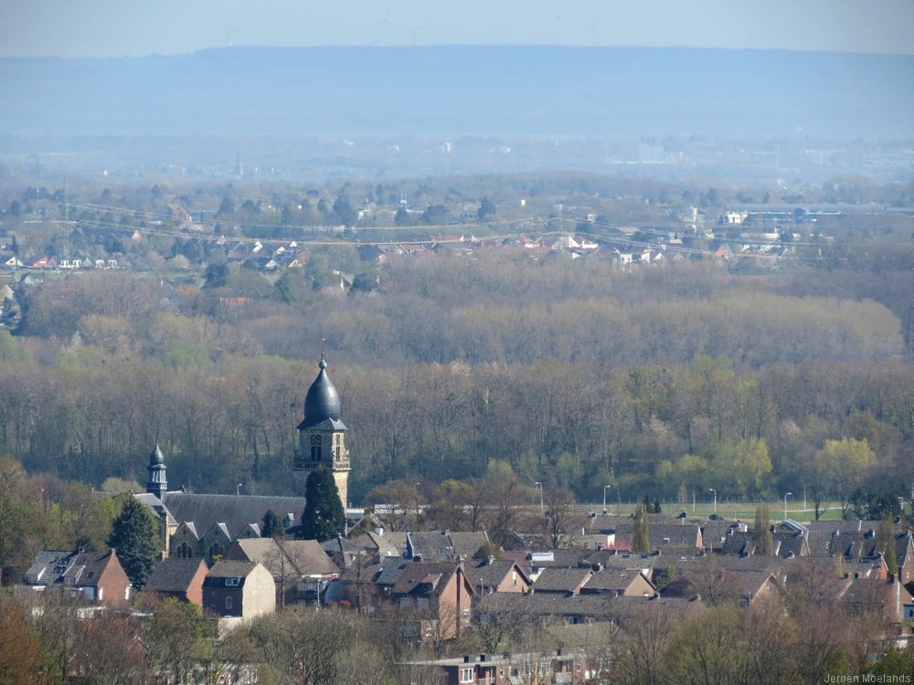 De Sint-Jozefkerk in Kerkrade, gezien vanaf de top van de Wilhelminaberg, met op de achtergrond de Eifel. - Blogout