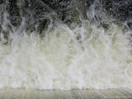 Het water stroomt over een stuw in de Oostelijke Ourthe - Blogout