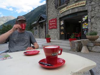 Koffie op een leeg terras - Blogout