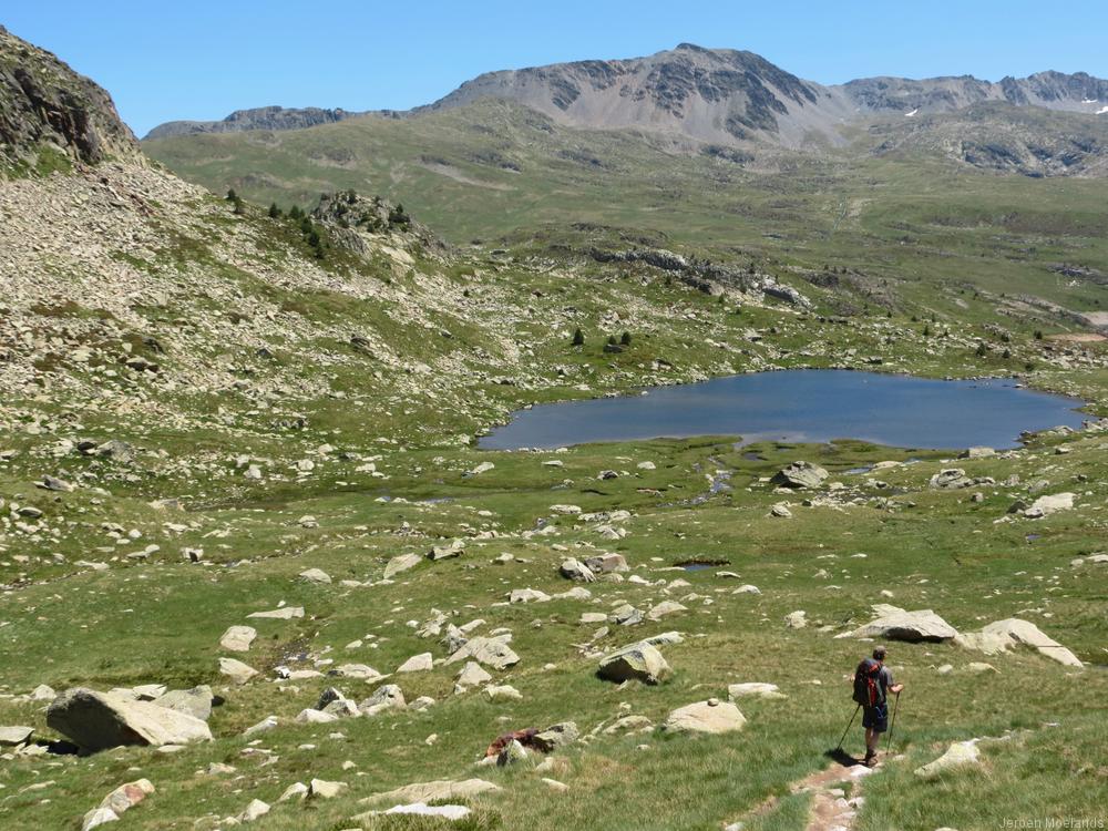 Vanaf de Col de Coume d'Angel naar beneden door een wijds landschap - Blogout