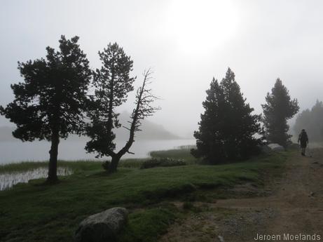 Langs een mistig meer - Blogout