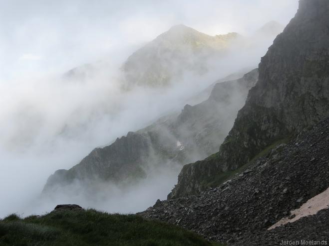 Wolken bedekken de berghellingen - Blogout