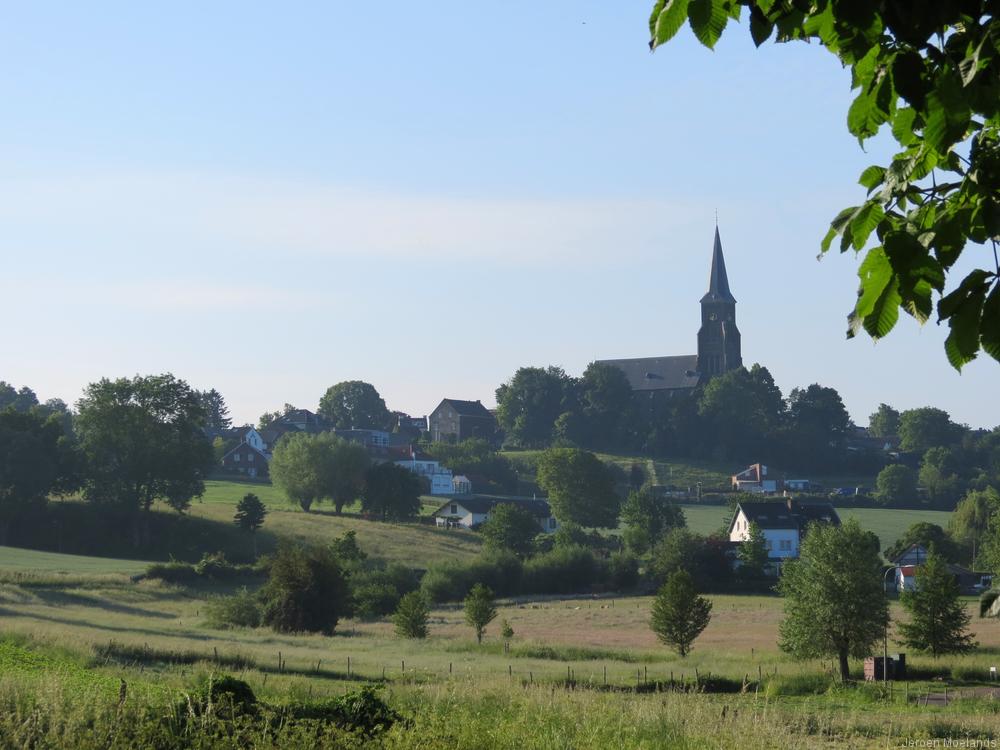 Vijlen, Nederlands hoogstgelegen dorp, met zijn kerktoren in de ochtendzon. - Blogout
