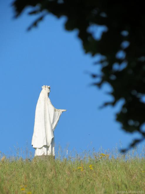 Het enorme Mariabeeld op de top van de Gulperberg doemt op in de klim. - Blogout
