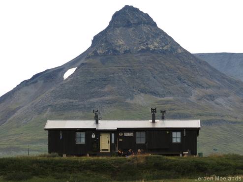 De Zweedse hut Pältsa met de gelijknamige berg op de achtergrond. - Blogout