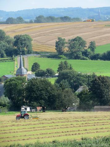De kerktorens van Eys en Wahlwiller, waaromheen boeren aan het hooien en oogsten zijn. - Blogout
