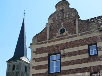 Spits van de Heilige Kruisverheffingskerk en hoeve Meussenhof in Cadier en Keer. - Blogout