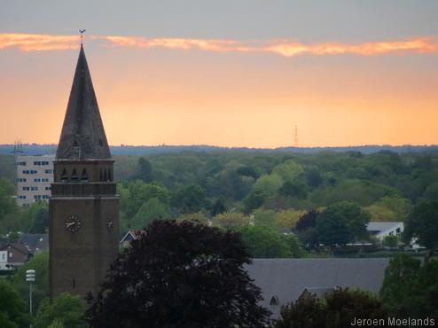 Zonsondergang achter de torenspits van Munstergeleen. - Blogout