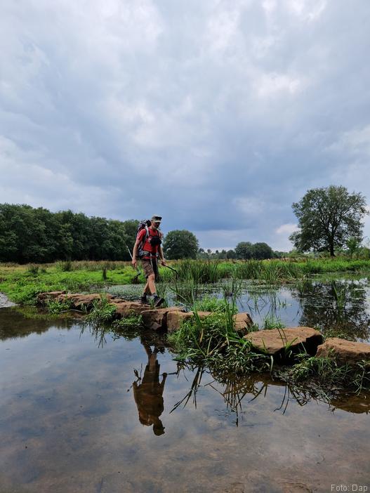 Via stapstenen over een dode rivierarm - Blogout