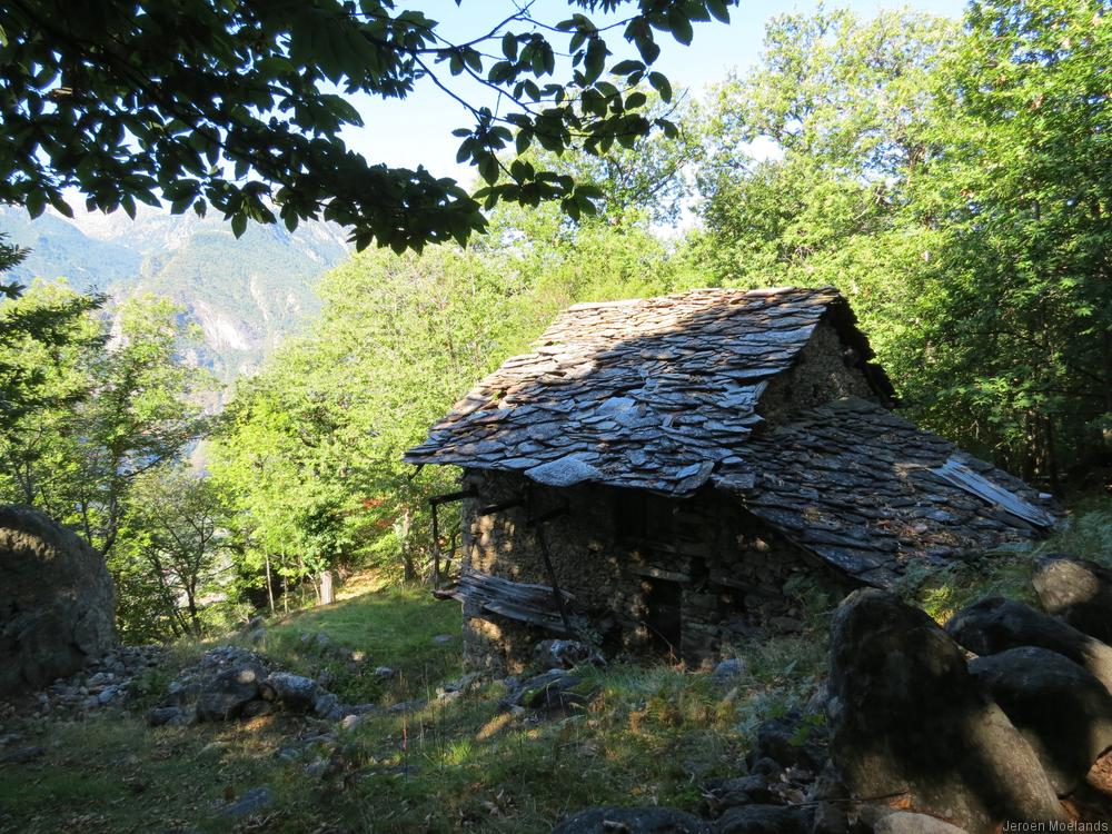 Oude huizen in het kastanjewoud boven Donnas - Blogout