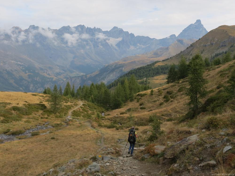 Afdaling naar het Valtournenche, de Matterhorn op de achtergrond - Blogout