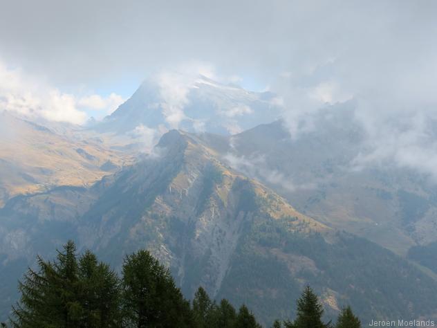 De Mont Gelé piept voorzichtig onder de wolken vandaan - Blogout
