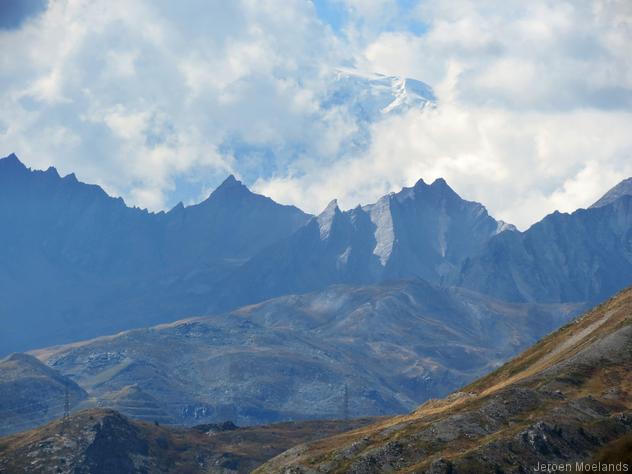 De top van de Mont Blanc piept door de wolken met daarvoor links Col de Malatrà - Blogout