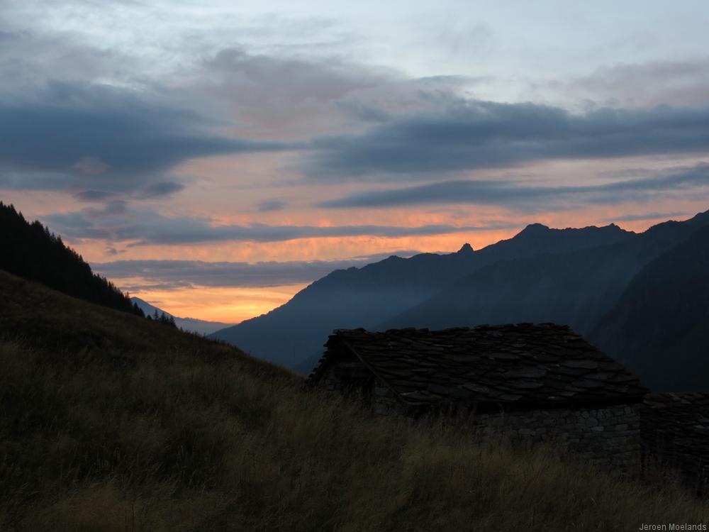 Zonsopkomst vanaf de kampeerplek bij het verlaten dorpje Alpe Merdeux Inferiore - Blogout