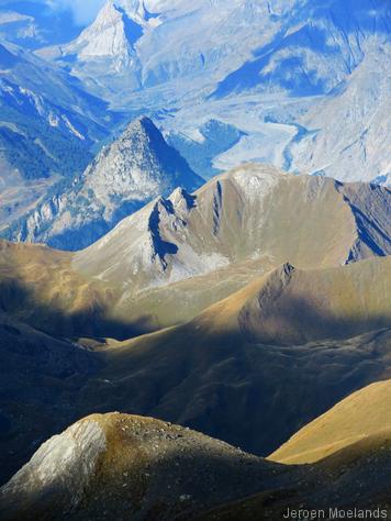 Uitzicht richting het onzichtbare Courmayeur, de top van Mont Chétif is in beeld - Blogout