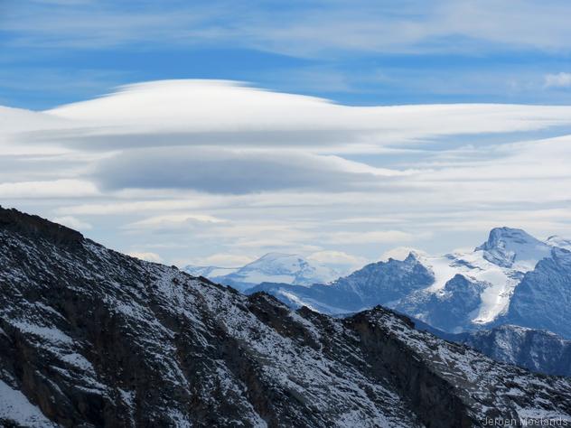 Uitzicht op besneeuwde toppen en lenticulariswolken - Blogout