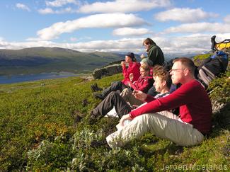 Genieten van het uitzicht tijdens een pauze in nationaal park Sarek. - Kungsleden wandelpad - Wandelen in Lapland - Wandelen in Zweden - Jeroen Moelands