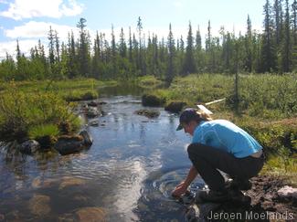 Drinkwater haal je zo uit de beek. - Kungsleden wandelpad - Wandelen in Lapland - Wandelen in Zweden - Jeroen Moelands