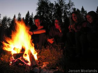Een kampvuur op de kampeerplek bij de hut Aktse. - Kungsleden wandelpad - Wandelen in Lapland - Wandelen in Zweden - Jeroen Moelands