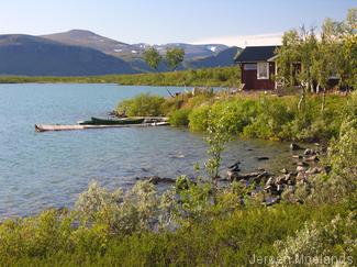 De hut Sitojaure ligt aan de oever van het gelijknamige meer. - Kungsleden wandelpad - Wandelen in Lapland - Wandelen in Zweden - Jeroen Moelands