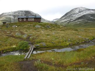 De berghut Singi in de ochtend, eind augustus. Een dun laagje 's nachts gevallen sneeuw bedekt de hogere bergen. - Kungsleden wandelpad - Wandelen in Lapland - Wandelen in Zweden - Jeroen Moelands