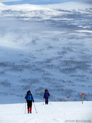 De bergen en bossen van Vindelfjällen gezien vanaf het hoogste punt tussen de hutten Syter en Viterskals. - Kungsleden wandelpad - Wandelen in Lapland - Wandelen in Zweden - Jeroen Moelands