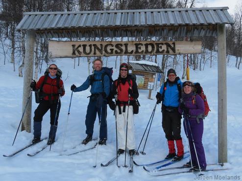 Start van een toerlanglauftocht bij het zuidelijke eindpunt van het Kungsleden, in Hemavan - Kungsleden wandelpad - Wandelen in Lapland - Wandelen in Zweden - Jeroen Moelands