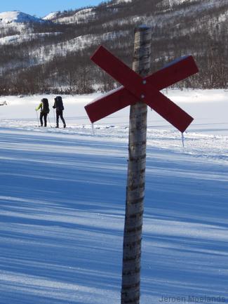 Wintermarkering nabij de hut Abiskojaure. - Kungsleden wandelpad - Wandelen in Lapland - Wandelen in Zweden - Jeroen Moelands