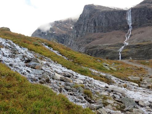 Water raast omlaag langs de spectaculaire rotswanden van het dal Láddjuvággi. - Kungsleden wandelpad - Wandelen in Lapland - Wandelen in Zweden - Jeroen Moelands