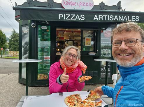 Diner bij een pizzakiosk aan de rand van Vinzier - Blogout