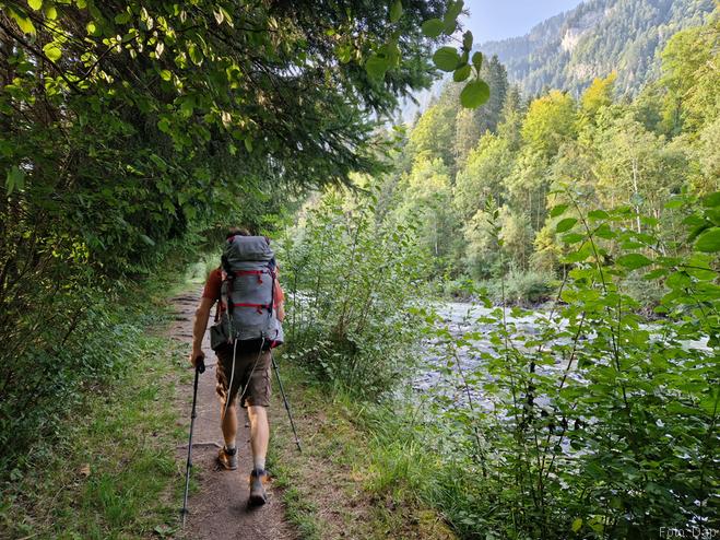 De wandeldag begint langs de Giffre - Blogout