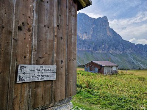 Bij de hut kruist de GR5 de Via Alpina - Blogout