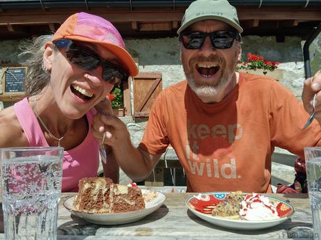 We eten zoete lekkernijen in de Balme-hut - Blogout