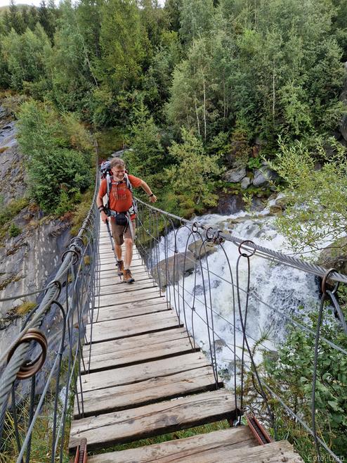 Op de hangbrug over de Torrent de Bionassay - Blogout