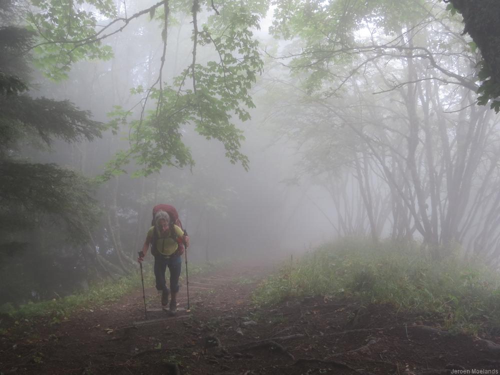 De steile klim naar de top van Tête des Fieux - Blogout