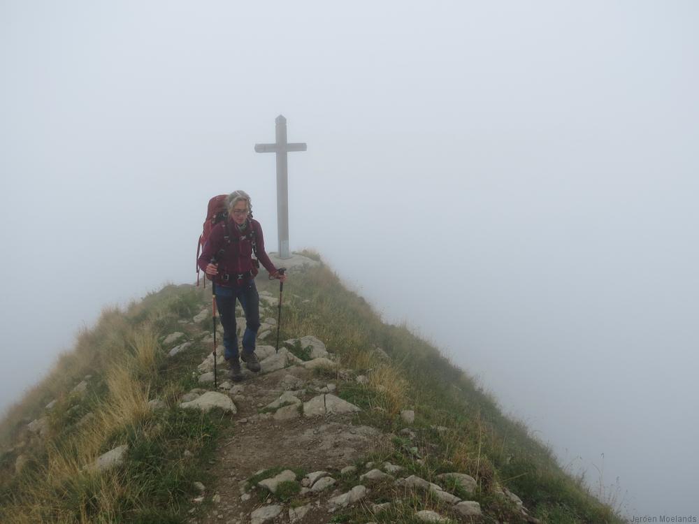 We wandelen over een steile graat boven de GR5 - Blogout