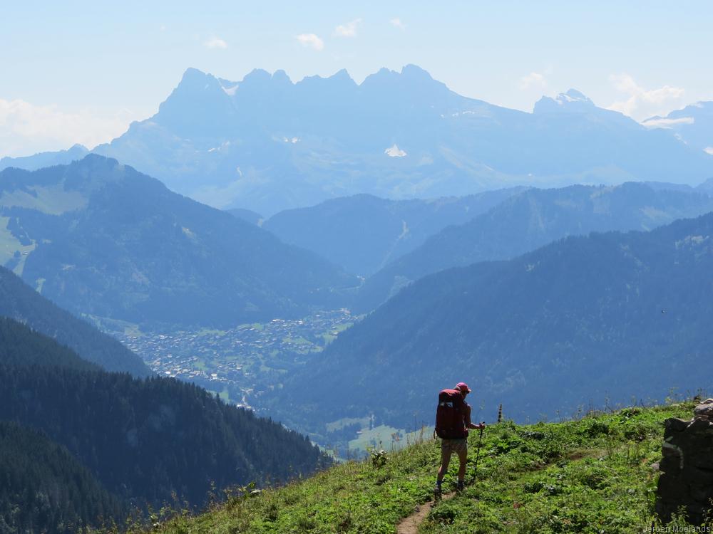 Afdaling naar la Chapelle d’Abondance met het dorp Châtel en het Zwitserse massief van de Dents du Midi op de achtergrond - Blogout