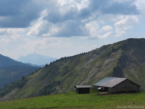 Uitzicht richting de Pointe Percée, het hoogste punt van de Aravis - Blogout