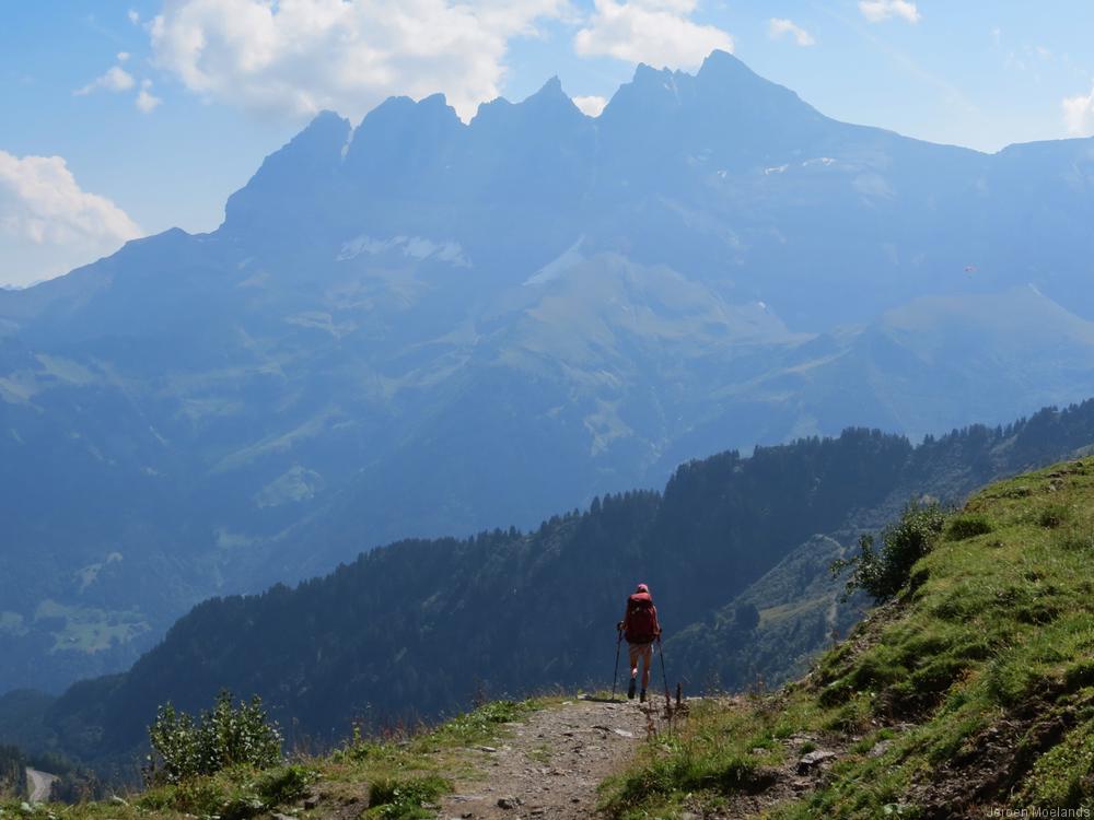 We dalen af in Zwitserland met de Dent du Midi op de achtergrond - Blogout