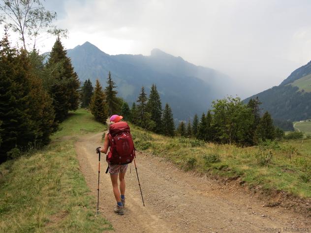 Onweer in aantocht in de afdaling van de Col de Golèse naar de hut Chardonnière - Blogout