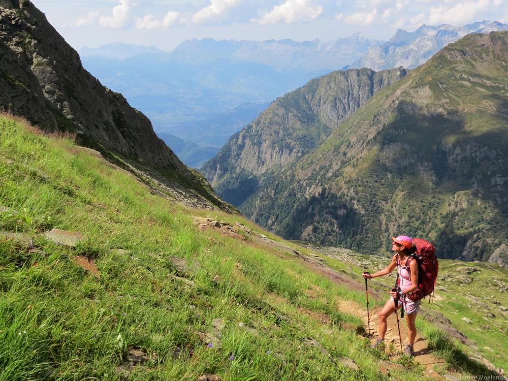 Dap kijkt omhoog, speurend naar de Col du Brévent - Blogout