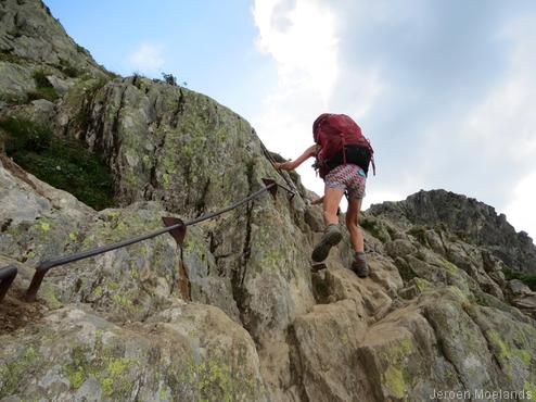 Via metalen laddertjes, treedjes en leuningen klimmen we richting de top van de Brévent - Blogout