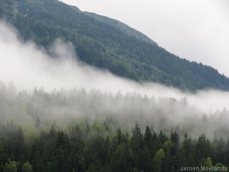 Mistbanken hangen over de bergen als we vertrekken uit les Houches - Blogout