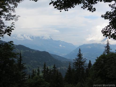 Druilerig uitzicht vanaf onze pauzeplek naar de omgeving van les Contamines - Blogout