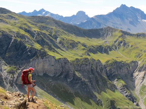 Op weg naar de Col de la Croix du Bonhomme met op de achtergrond het pad over de Crête des Gittes - Blogout