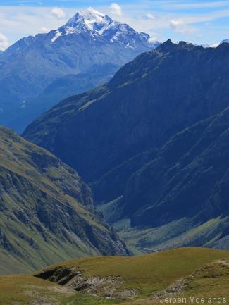 In het zuiden zien we de versbesneeuwde top van Mont Pourri in de Vanoise - Blogout