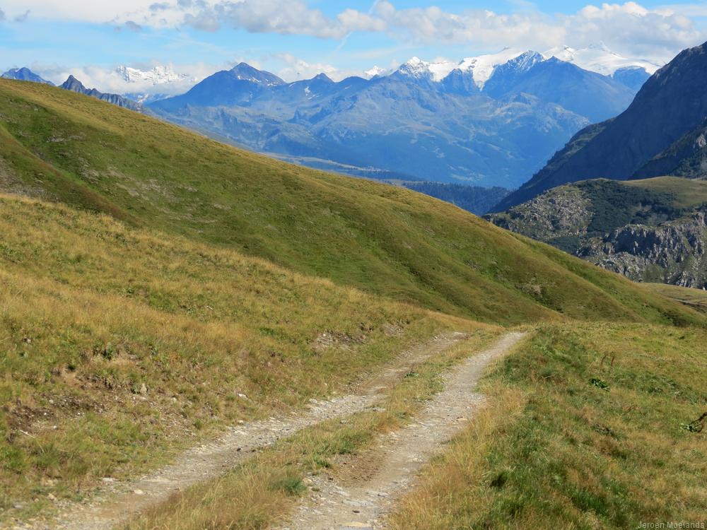 In de afdaling naar Plan de la Lai. Op de achtergrond de besneeuwde toppen van het Gran Paradisogebied, de hoogste piek is de Tsanteleina - Blogout