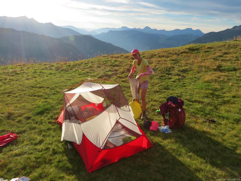 We zetten de tent op in de avondzon - Blogout