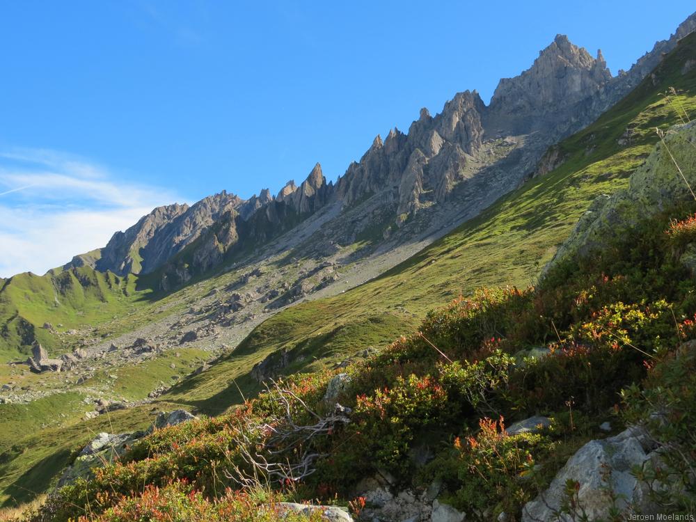 De woeste rotspieken van de Beaufortain steken af tegen de blauwe lucht - Blogout