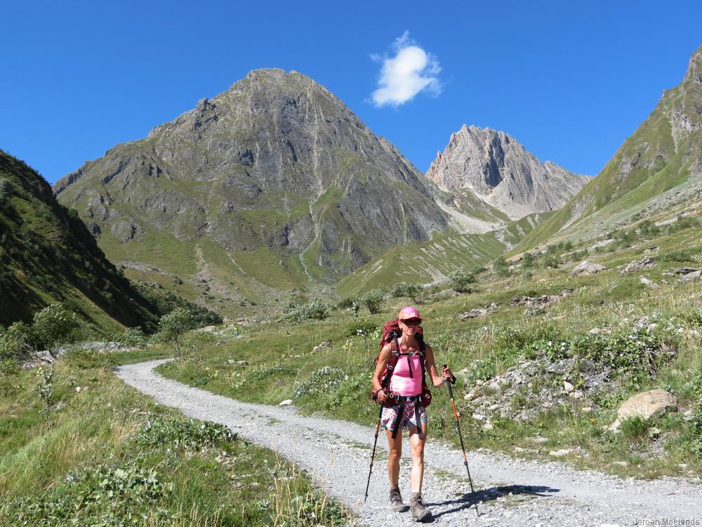 In de afdaling naar Landry met de Pointe de Gargan en de Aiguille de la Nova op de achtergrond - Blogout